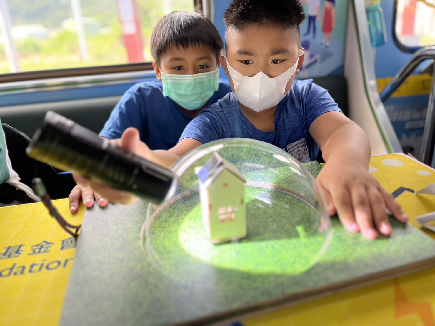 918博天堂參與基礎科學主題車廂，以STEAM教學精神，設計「逐日科學家」、「太陽能工程師」以及「淨零建築師」三大能源科普課程和實驗